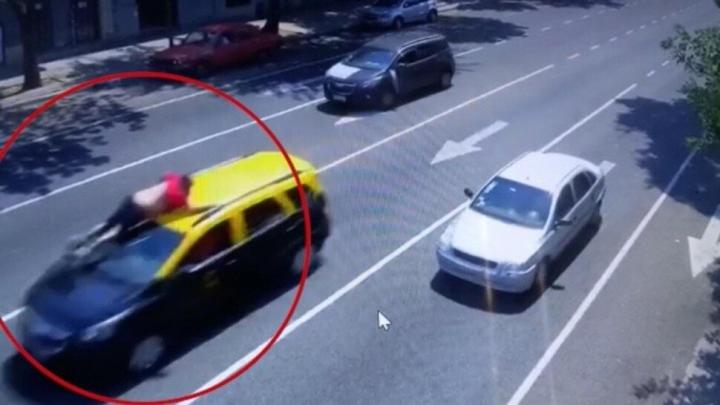 Violento robo: taxista se aferró al capot, salió volando tras un choque y murió