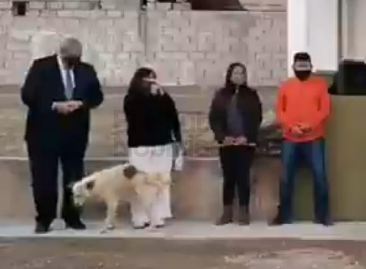 Video: un perro interrumpió un acto político y le hizo pis a la intendenta en pleno discurso