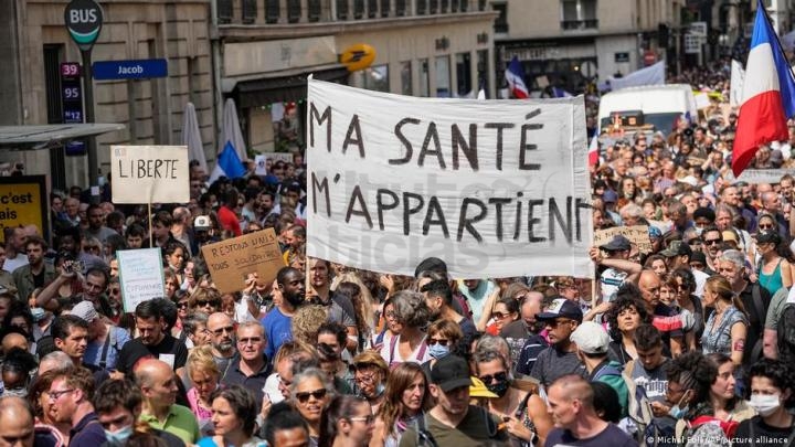 Decenas de miles protestan en Francia contra vacunación