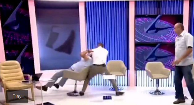 Video: escándalo en Moldavia por una pelea a golpes de puño entre dos políticos durante un debate en televisión
