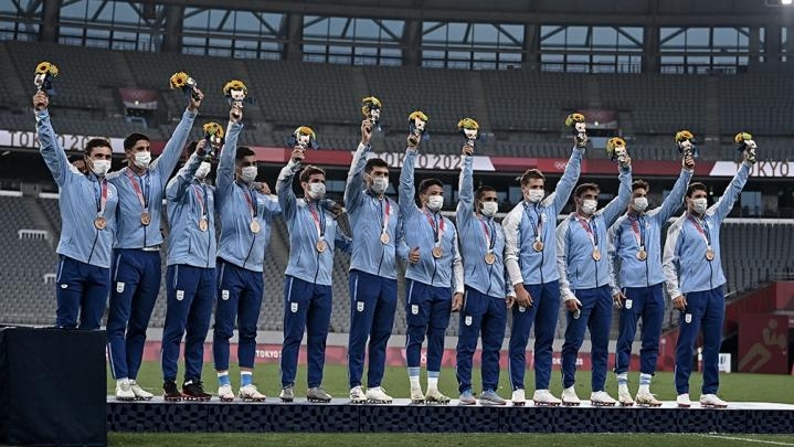 El seleccionado argentino de rugby seven, en el último escalón del podio. (Foto: AFP)