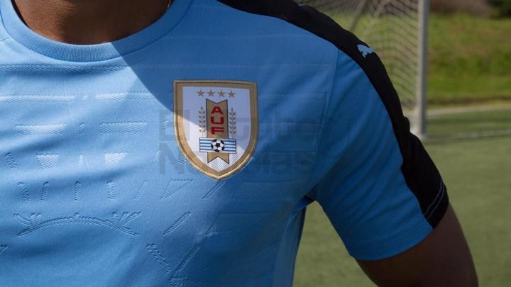 La FIFA le exigió a Uruguay modificar el escudo de su camiseta