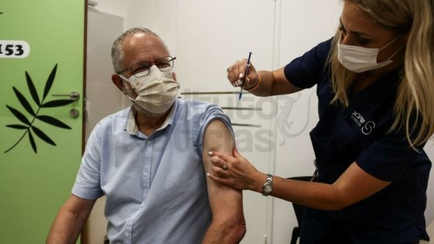 Las terceras dosis no evitaron el récord diario de casos de coronavirus en Israel