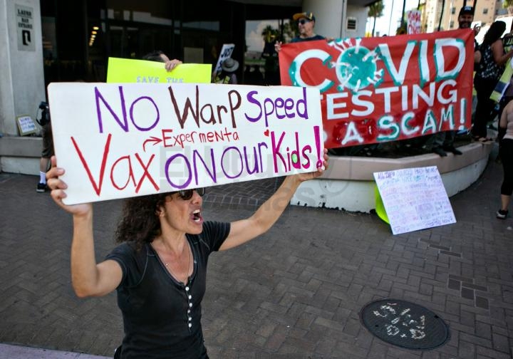 Manifestantes contra la vacunación obligatoria en el Distrito Escolar de Los Ángeles, el jueves