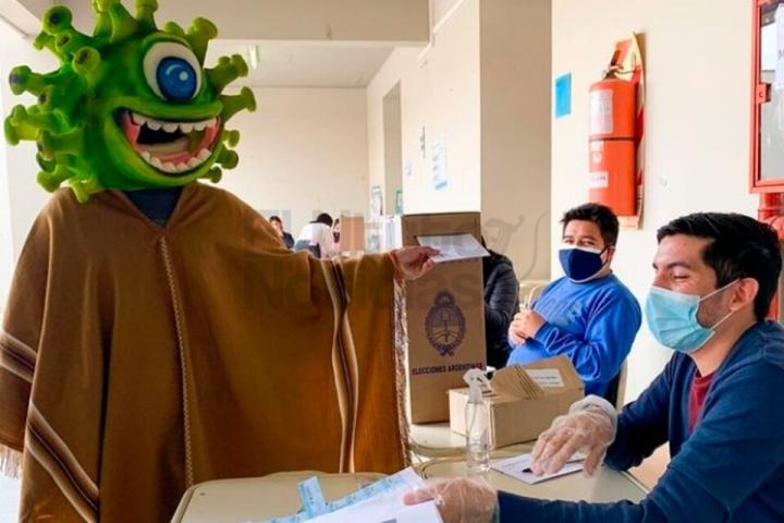 PASO 2021: un hombre fue a votar disfrazado de coronavirus