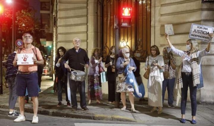 Cacerolazo frente a la casa de Cristina Kirchner en Recoleta y en otros barrios porteños contra su sobreseimiento en dos causas clave