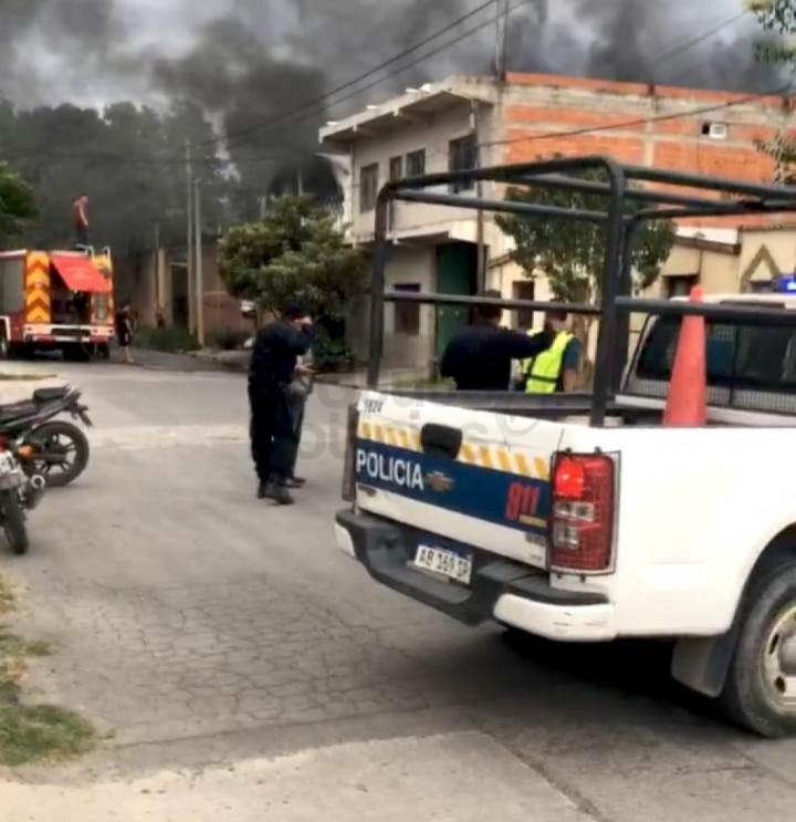 Voraz incendio en Barrio Pablo Saravia destruyó un deposito.