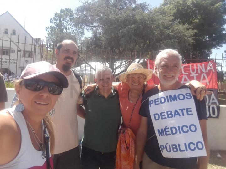 Ciudadanos autoconvocados marcharon en contra el pase sanitario en Santa Fe.