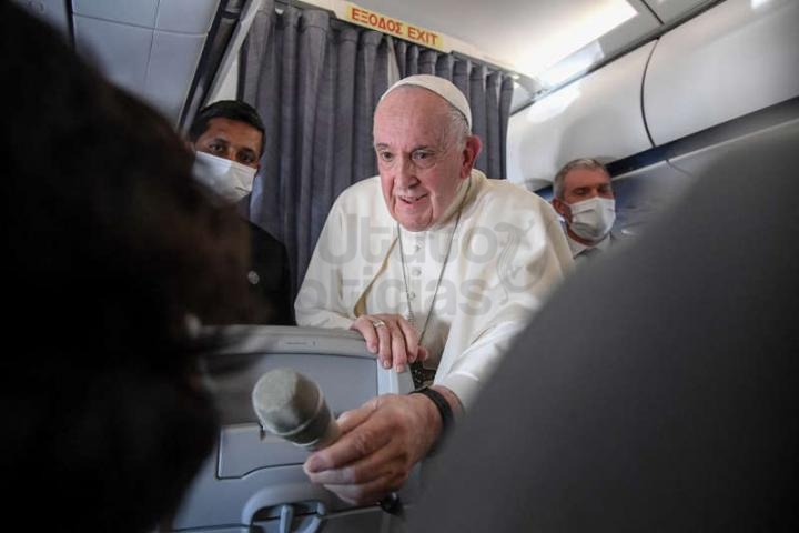 El Papa Francisco habló con la prensa en el avión de regreso de un viaje a Grecia.