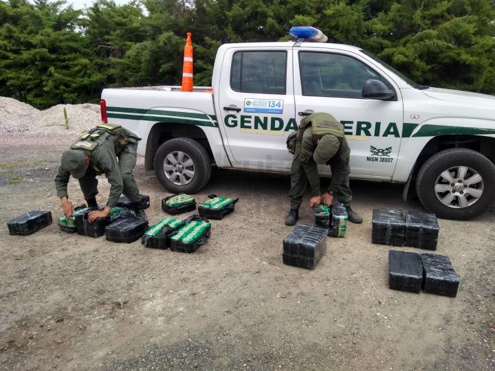 Secuestran 265 kilos de hojas de coca que eran trasladadas en dos camiones