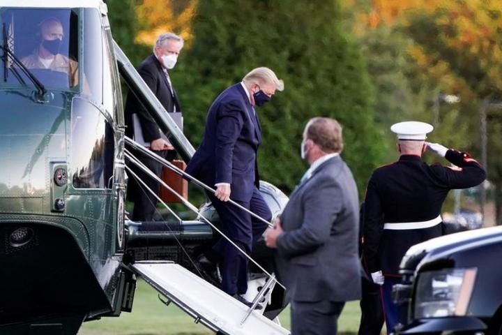 El presidente estadounidense bajando de un helicóptero antes de ser internado en un hospital militar en Bethesda, Maryland