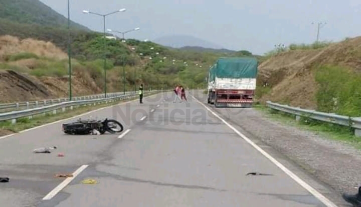 Policías investigan un siniestro vial donde falleció un motociclista