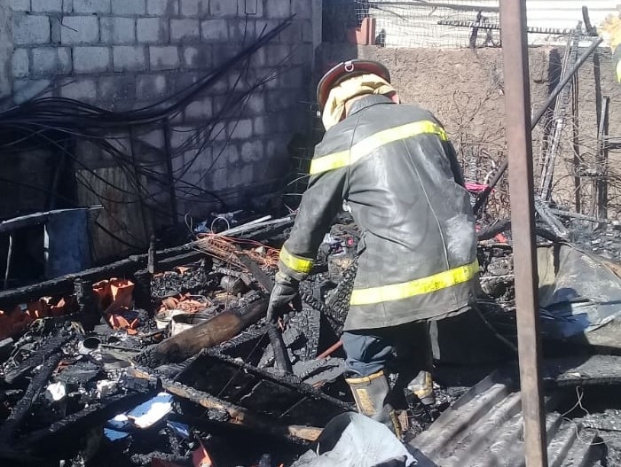 Intensa labor de Bomberos en un incendio de una vivienda en barrio La Paz