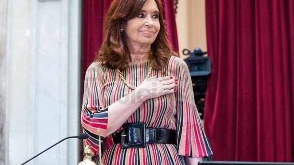 Vicepresidenta Cristina Kirchner reclama el cobro de dos pensiones honoríficas, un retroactivo y no pagar Ganancias.