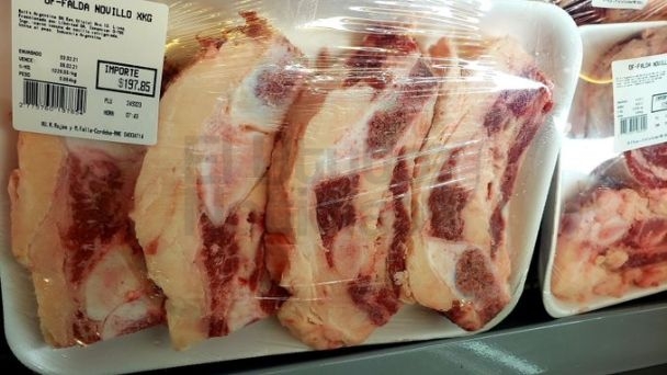 Las imágenes de carne a “precios populares” que difundió El Dipy y generaron indignación en las redes sociales