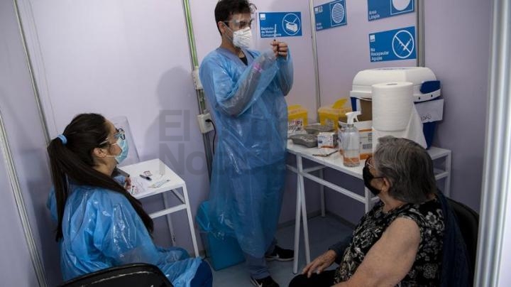 En apenas dos días, Chile vacunó tanto como la Argentina en más de un mes
