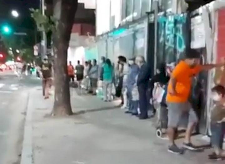 Dolorosa imagen de la crisis: varias cuadras de fila para recibir las sobras de una panadería en Constitución