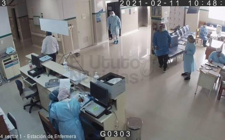 En Perú un policía se viste de médico para ver a su padre internado.