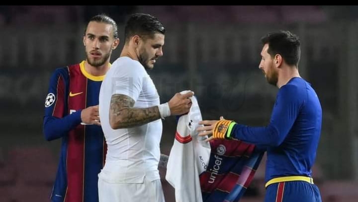 Final del partido, Lionel Messi intercambia la camiseta con Mauro Icardi