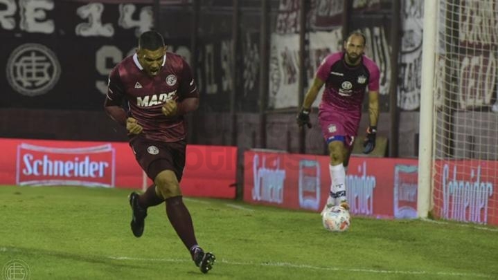 José Sand festeja su gol de penal.