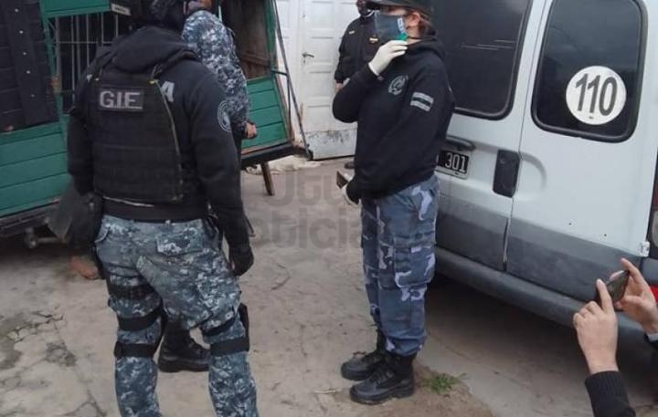 Con un operativo policíal para narcotraficantes allanan y trasladan a un enfermo de COVID 19