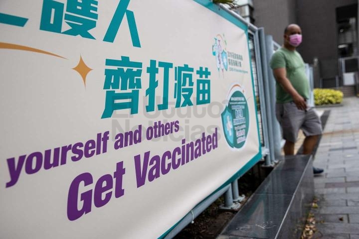 Por qué Hong Kong podría llegar a tirar miles de dosis de la vacuna de Pfizer contra el coronavirus