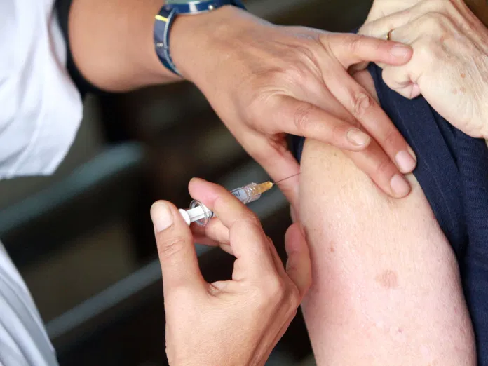 Efectos adversos de las vacunas: en Mendoza hubo al menos 6 casos graves e investigan una muerte