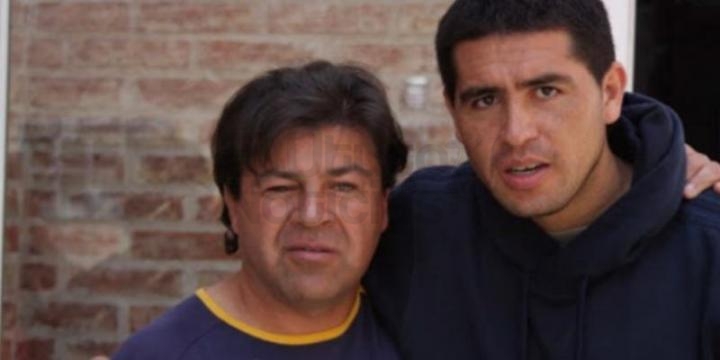 Juan Román Riquelme junto a su padre Cacho.